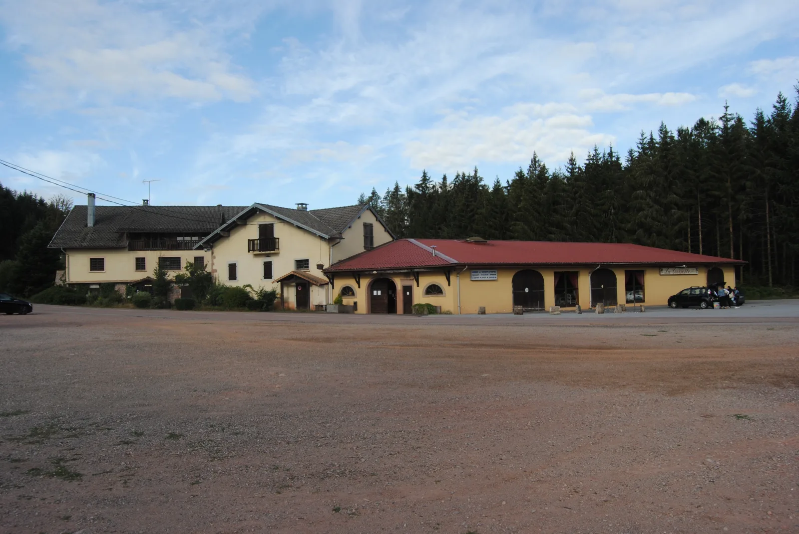 La façade de La Croisette d'Hérival